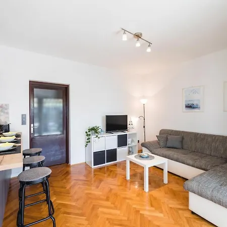 Pope Apartment *